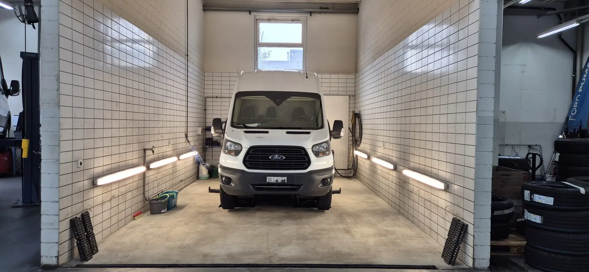 Waschraum in der Werkstatt mit einem Ford Transit