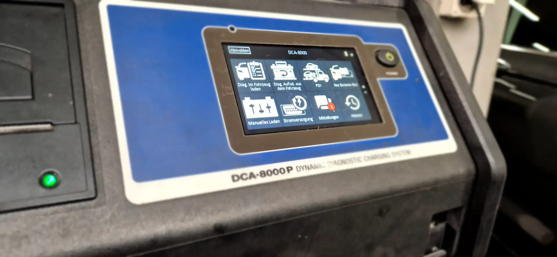 Diagnosegerät mit Touchscreen in der Werkstatt