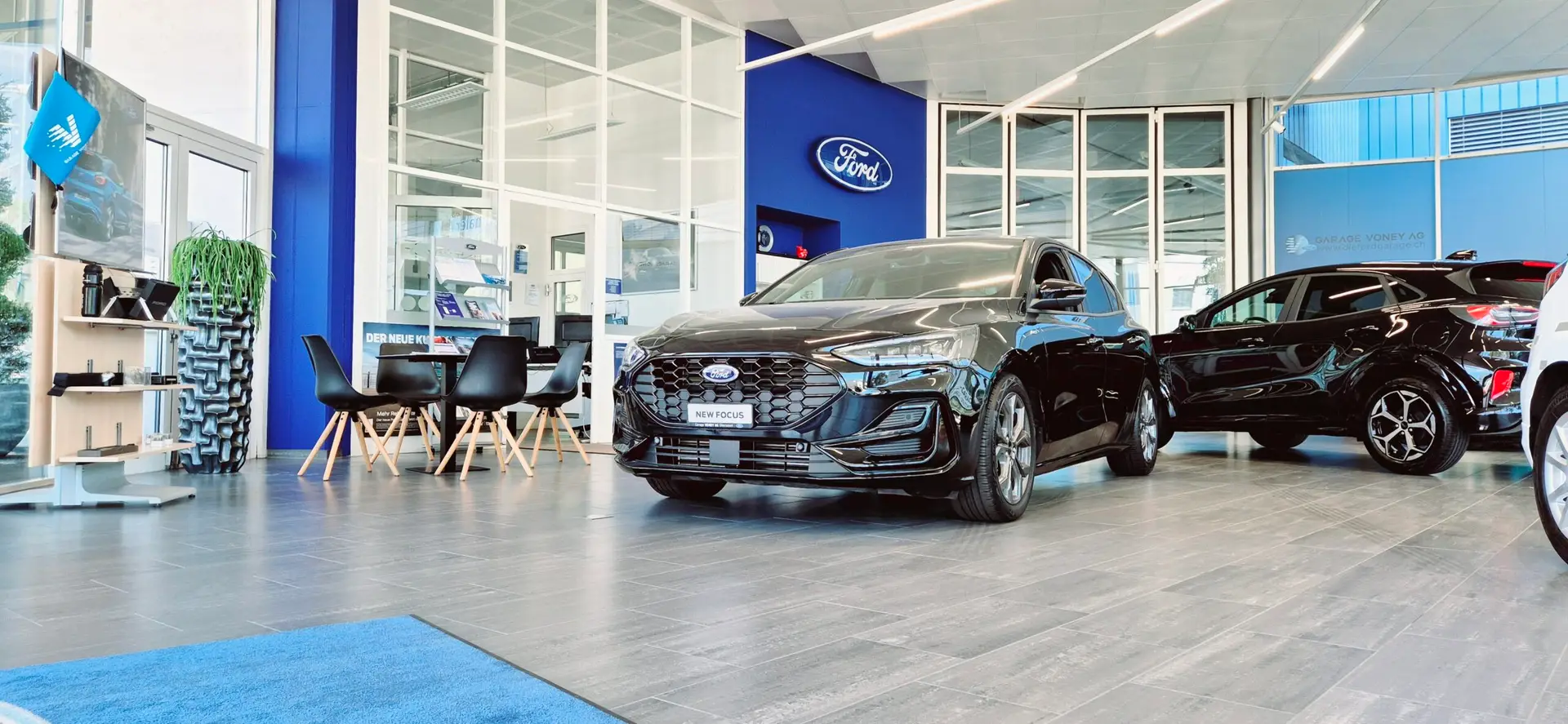 Ausstellungsraum der Garage Voney AG mit Ford-Neuwagen