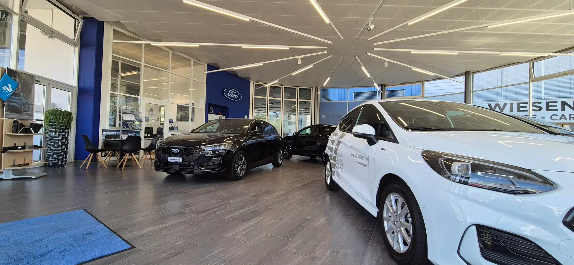 Ford-Neuwagen im hellen Ausstellungsraum
