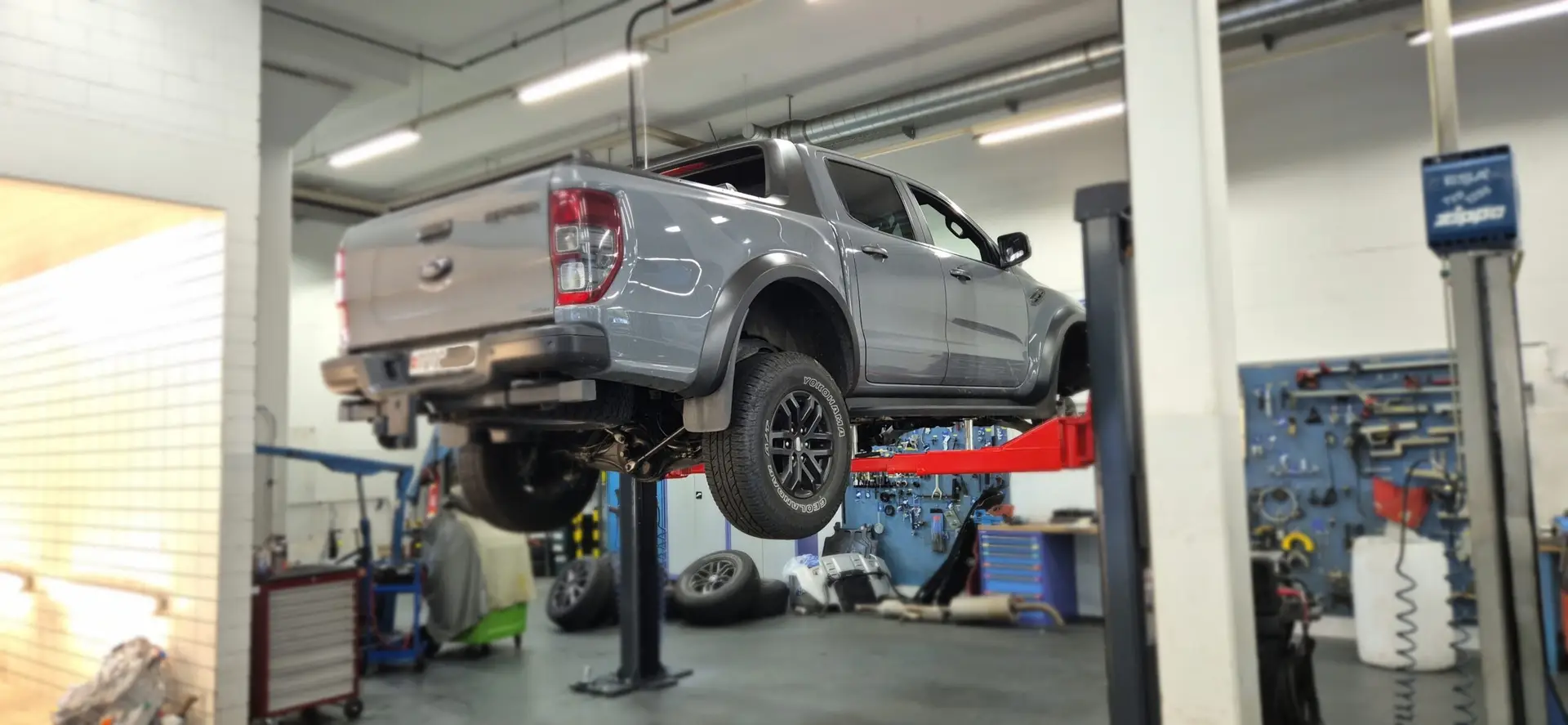 Pick-up auf der Hebebühne für schwere Fahrzeuge